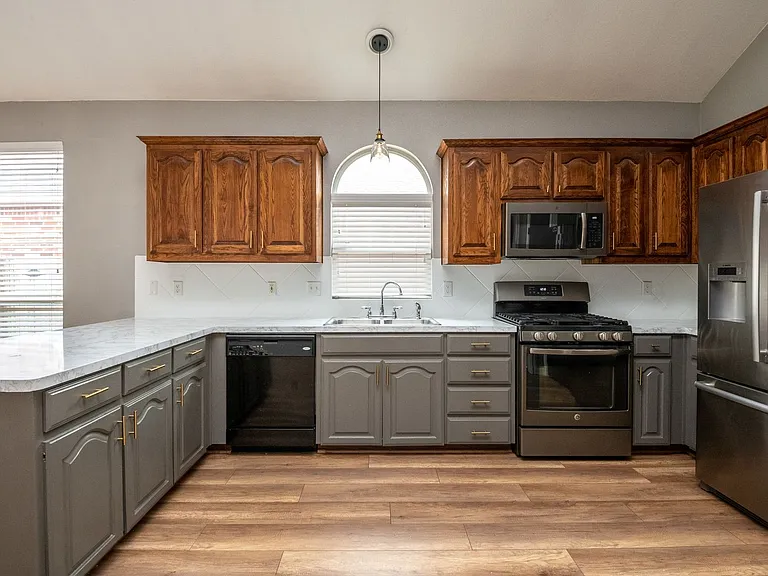 9125 Vineyard Ln — Photo 2