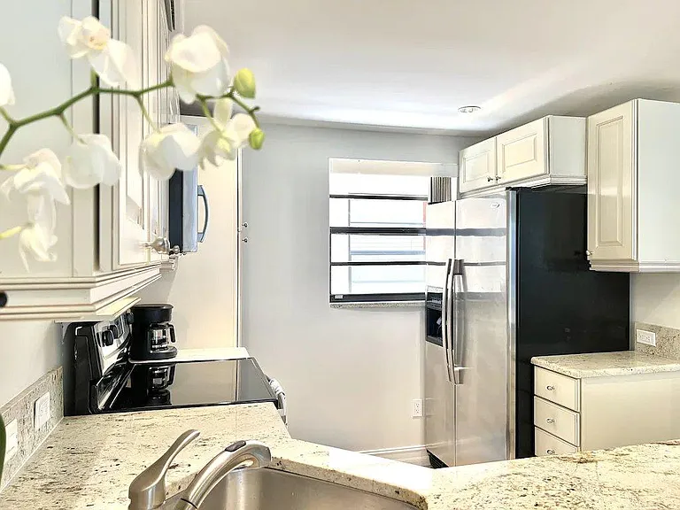 911 Huron Ct #8 — Photo 8