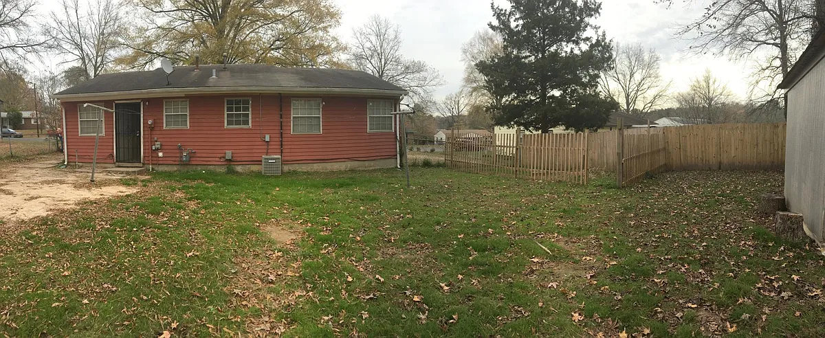 Large fenced yard - 122 Cushman St