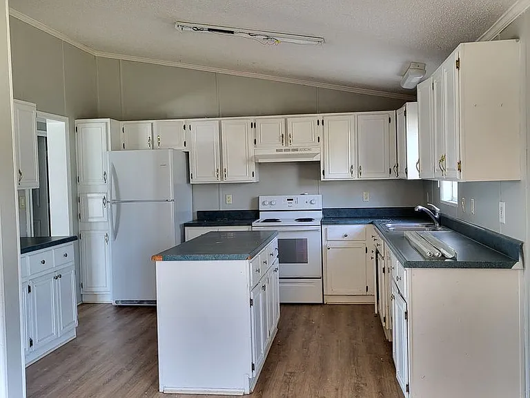 1050 Isenhour Ct — Photo 5