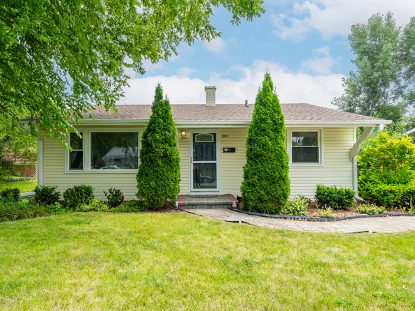 7025 Lowell Dr, Carpentersville, IL 60110