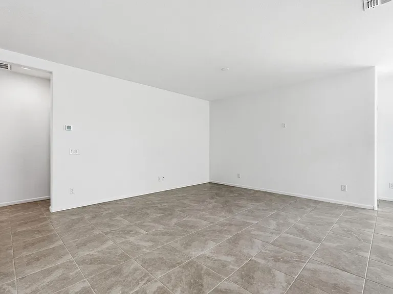 2440 W Bowker St — Photo 14