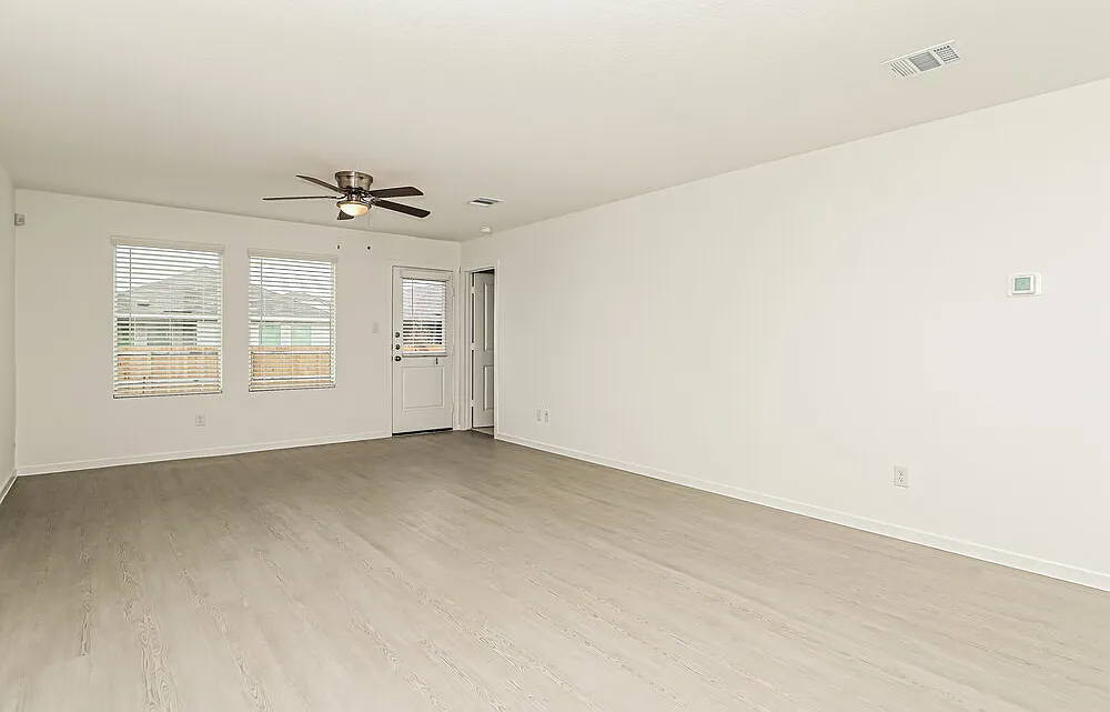 3 bed, 2.0 bath, 1402 sqft, $1,605 — Photo 4