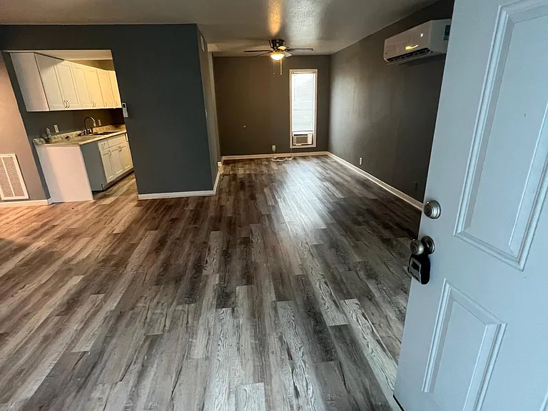 527 E Caney St #M — Photo 3