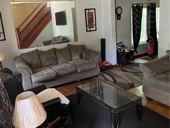 4th image of 536 Orchard St