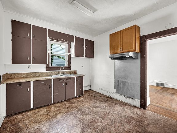 5th image of 2711 N Dechman Ave