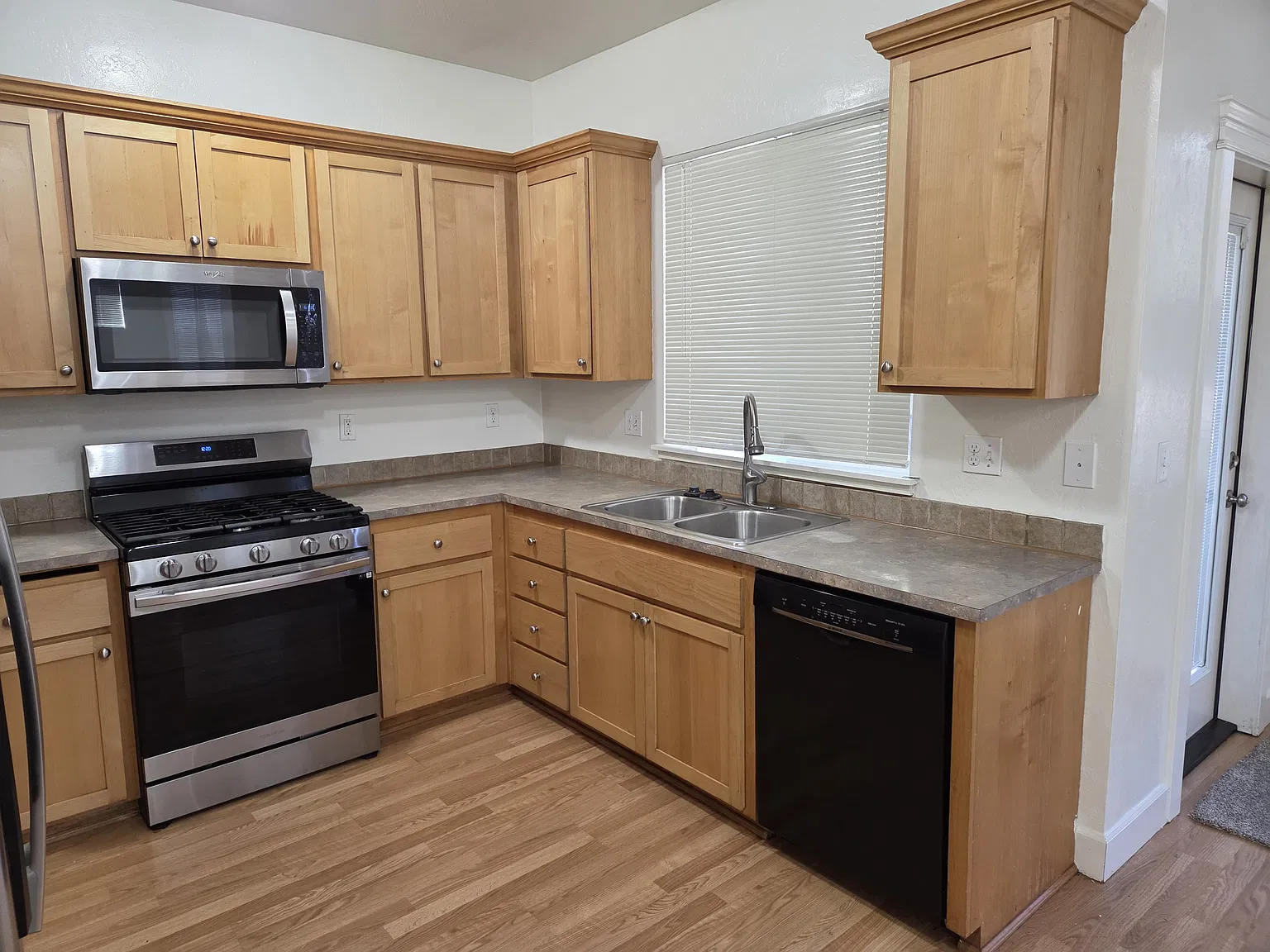 3 bed, 2.5 bath, 1512 sqft, $2,250 — Photo 4
