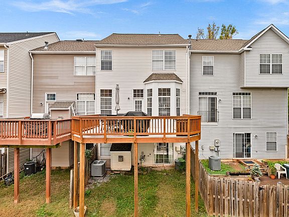 3rd image of 20510 Willoughby Sq