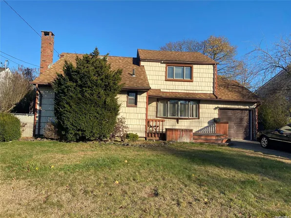 17 Kenneth Ln, North Babylon, NY 11703