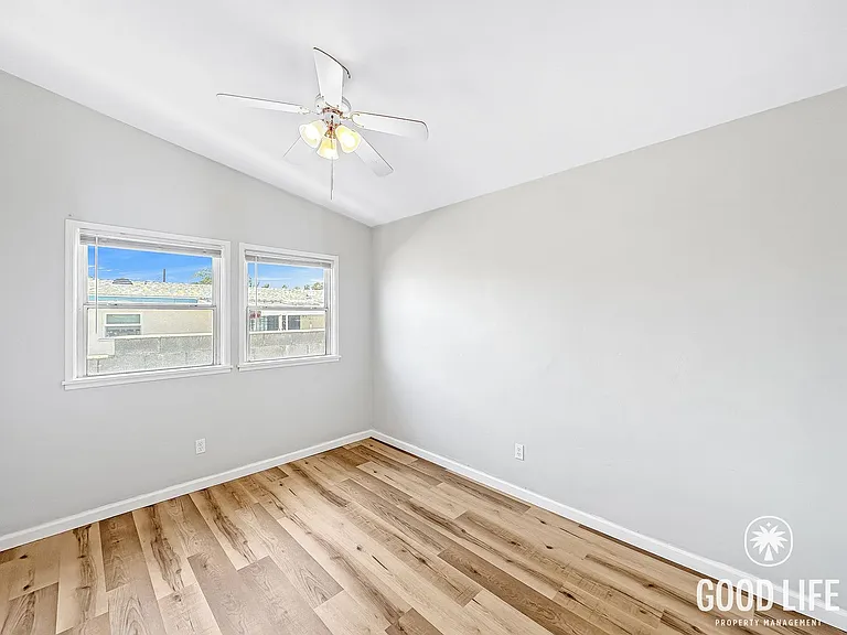 933 15th St — Photo 3