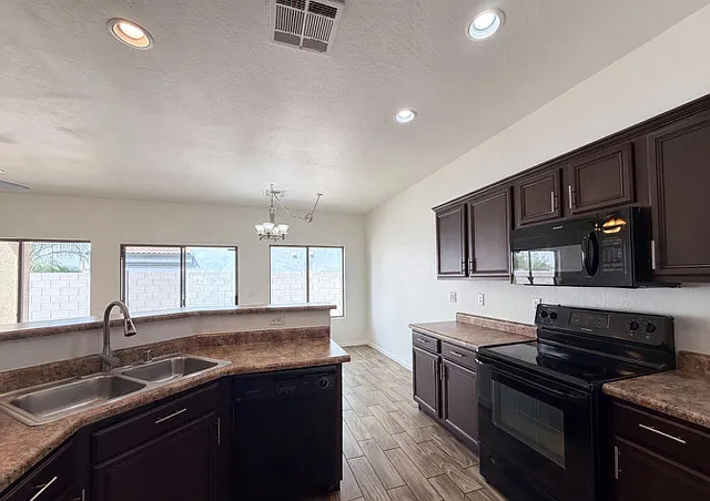 606 W Beautiful Ln — Photo 4