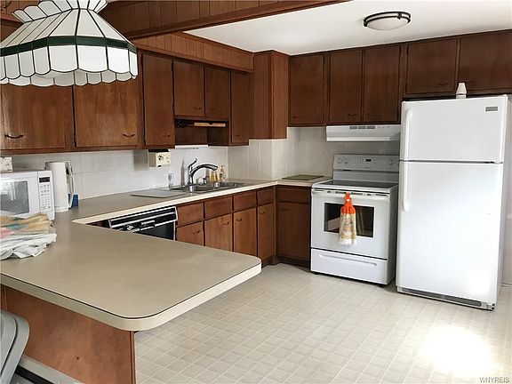4th image of 34 Edge Park Dr