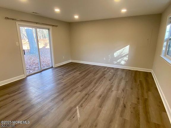 5th image of 242 Pemberton Boulevard