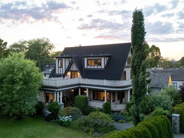 1030 Saint Charles St, Victoria, BC V8S 3P6