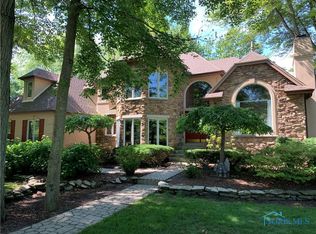 530 Saint Annes Dr, Holland, OH 43528