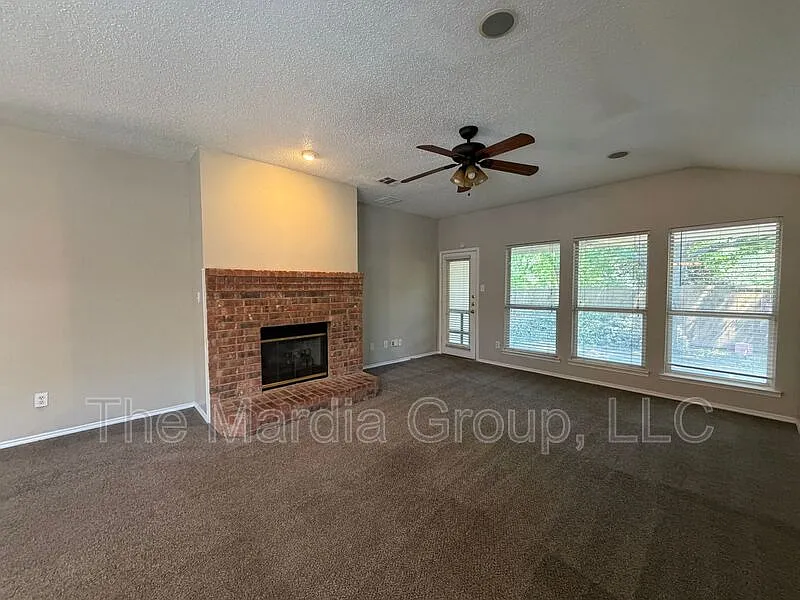 3 bed, 2.0 bath, 1814 sqft, $2,095 — Photo 3
