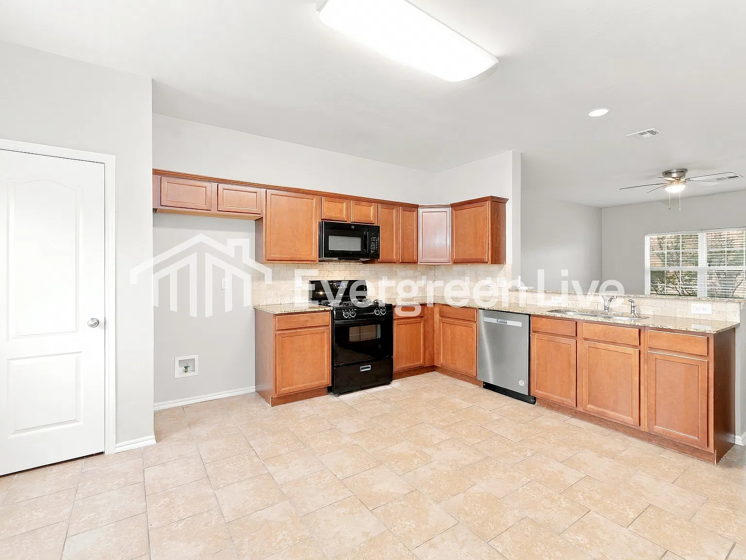 4 bed, 2.5 bath, 2323 sqft, $2,095 — Photo 4