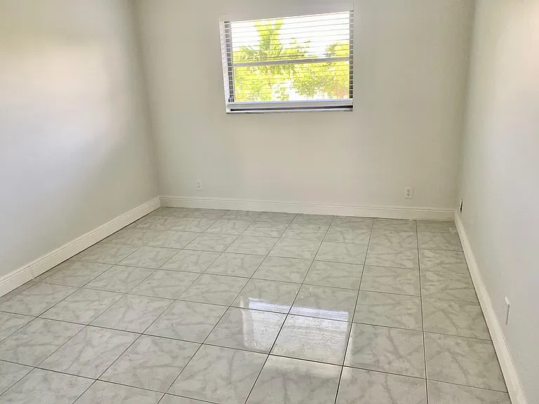 260 NW 19th St #27 — Photo 8