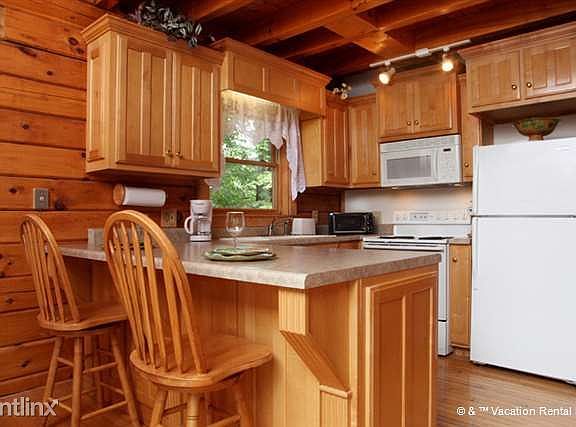 The cozy, well-equipped kitchen