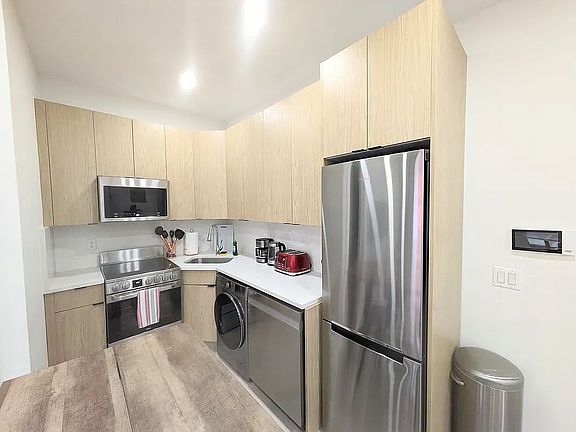 4th image of 180 1st Ave #6