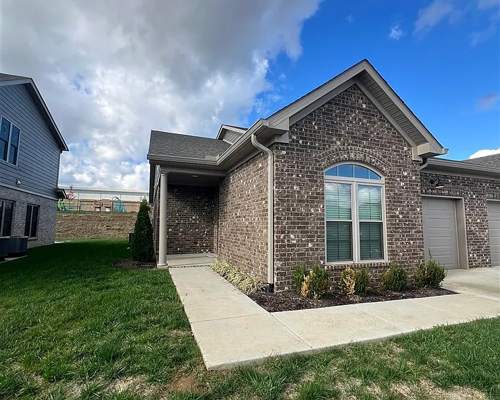556 Cumberland Pointe Ln — Photo 1