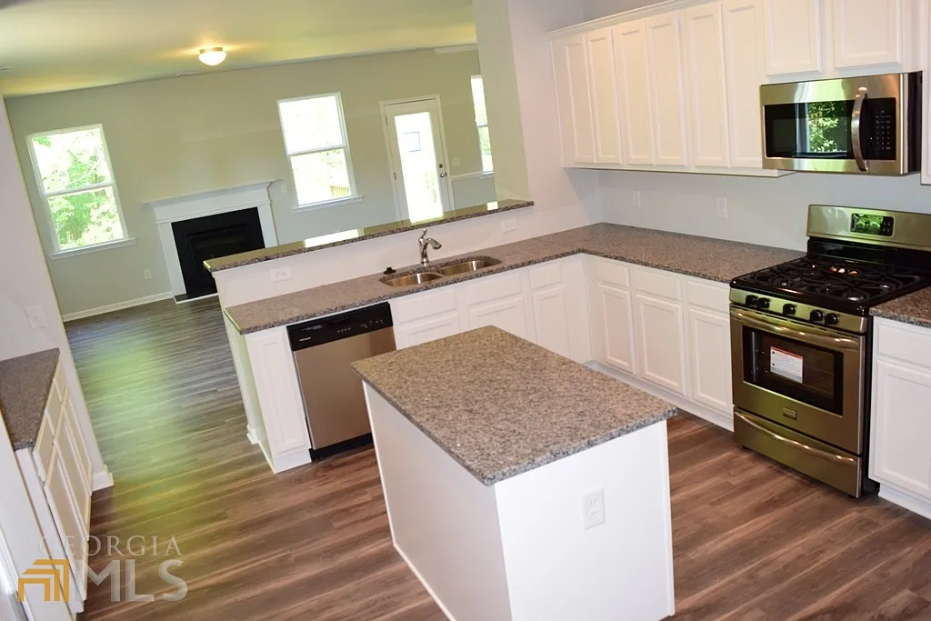 4 bed, 2.5 bath, 2210 sqft, $2,400 — Photo 3