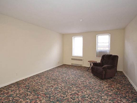 5th image of 247 Parkview Ave APT 1M
