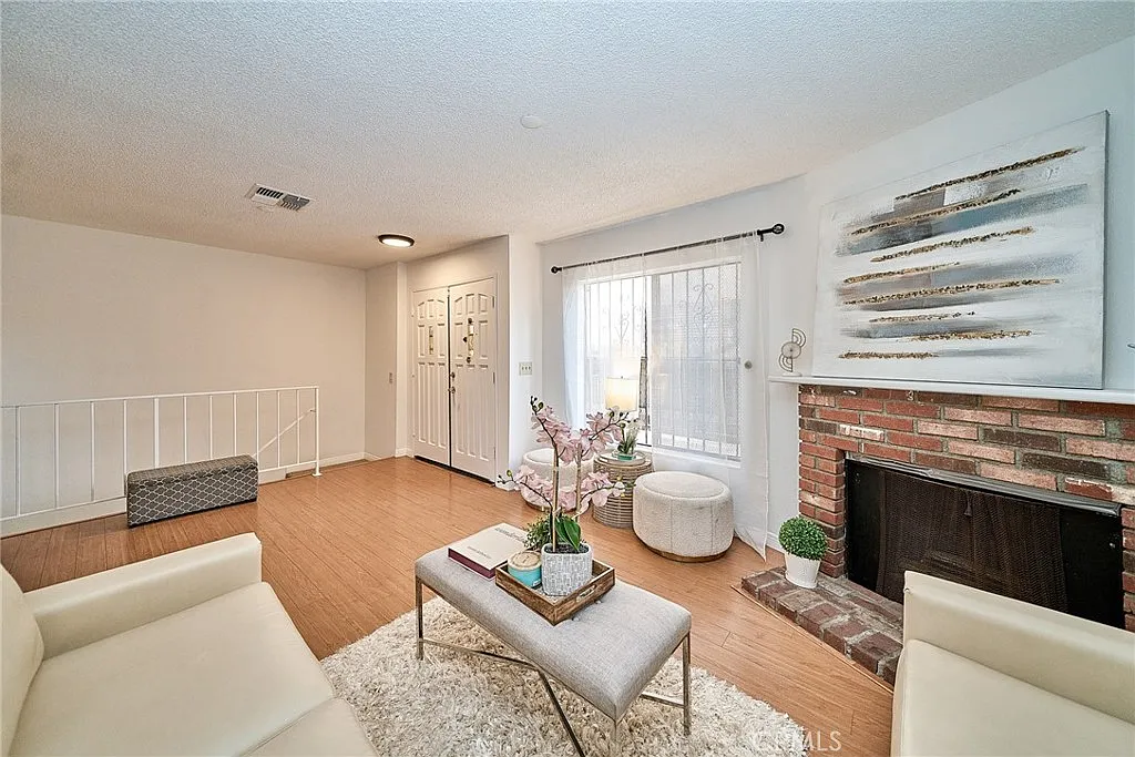 3 bed, 2.5 bath, 1286 sqft, $3,300 — Photo 4