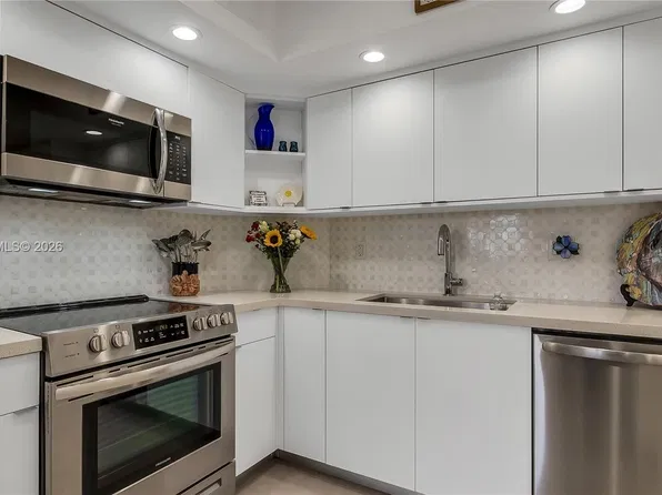 300 Bayview Dr APT 605, Sunny Isles Beach, FL 33160