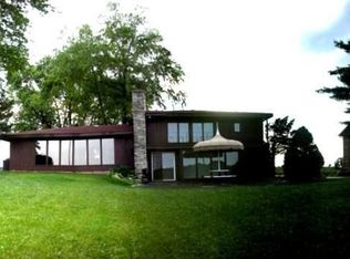910 Gregdon Shores Dr, Sterling, IL 61081