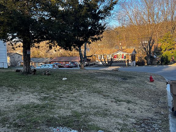 4th image of 2710 Combs Dr