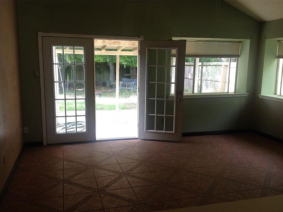1st image of 2839 Crest Park Dr