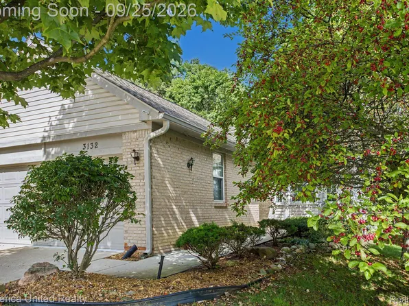 3132 Harbor Ct, Waterford, MI 48328