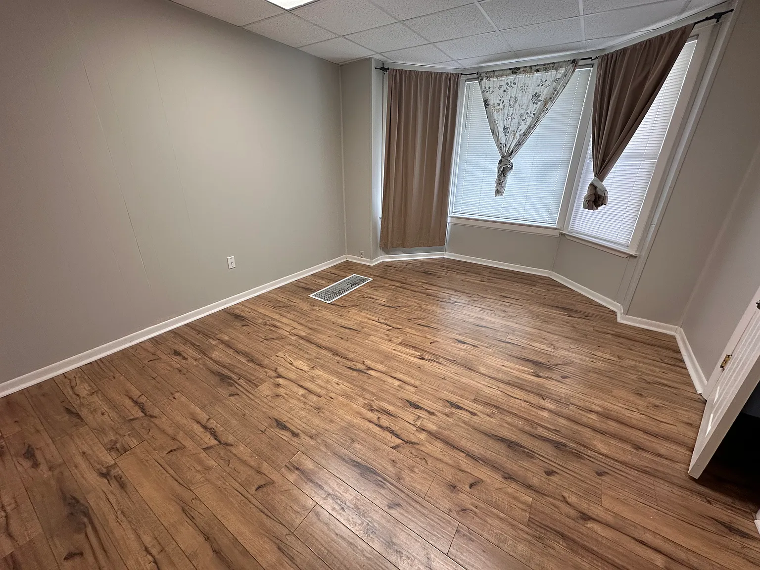 305 E Grand River Ave — Photo 4