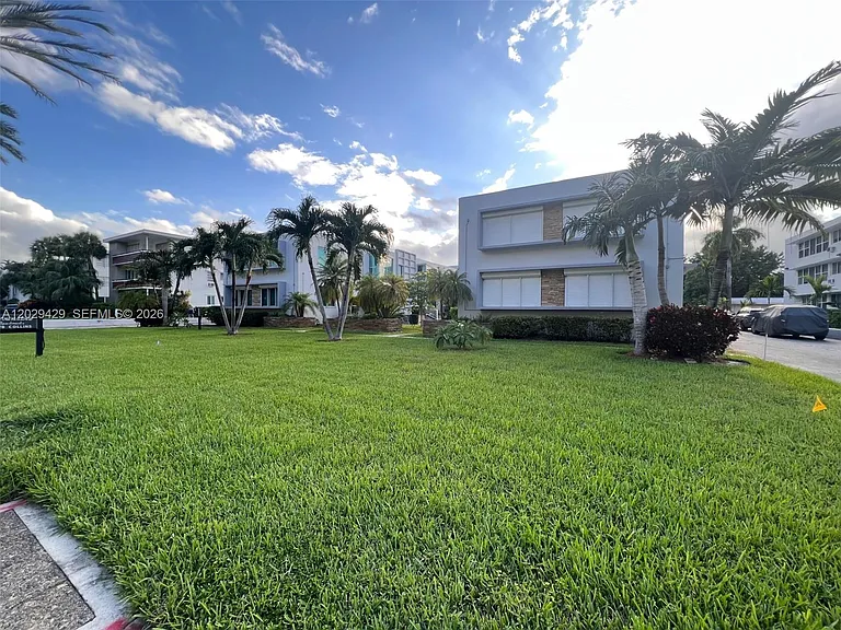 10178 Collins Ave #107 — Photo 31