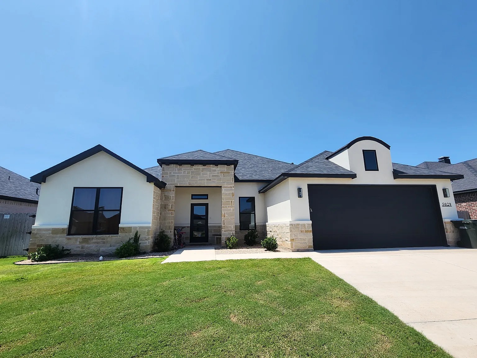 4 bed, 2700 sqft, $4,000 — Photo 1