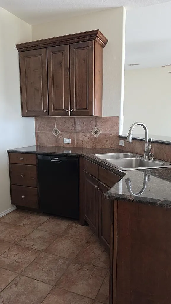 4 bed, 2.0 bath, 2084 sqft, $3,000 — Photo 4