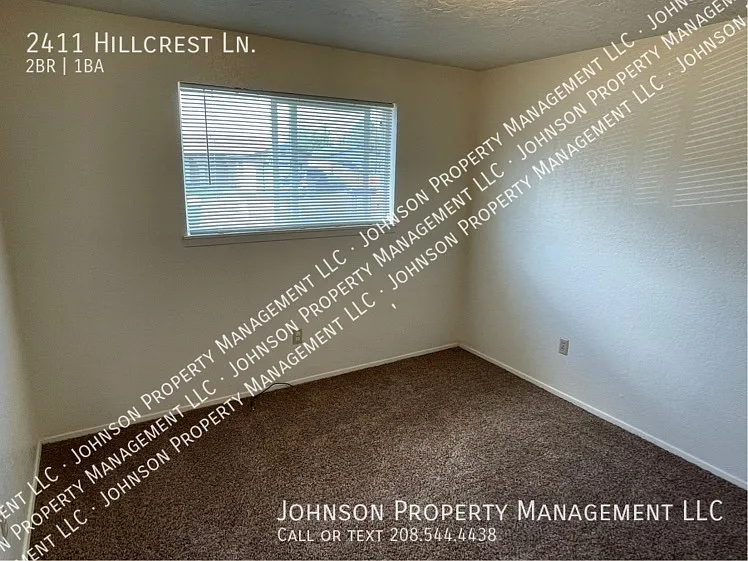 2411 Hillcrest Ln — Photo 8