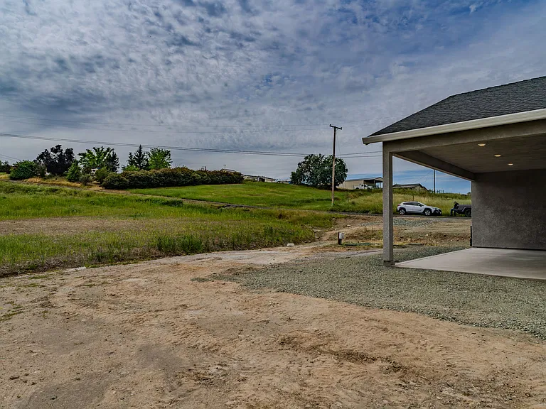 2426 Village Dr — Photo 48
