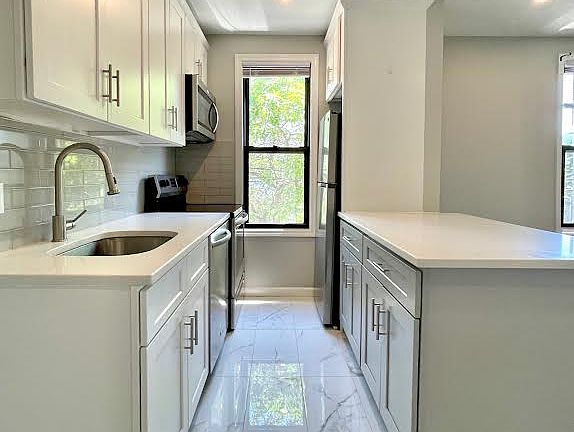 5th image of 467 Grandview Ave #2L