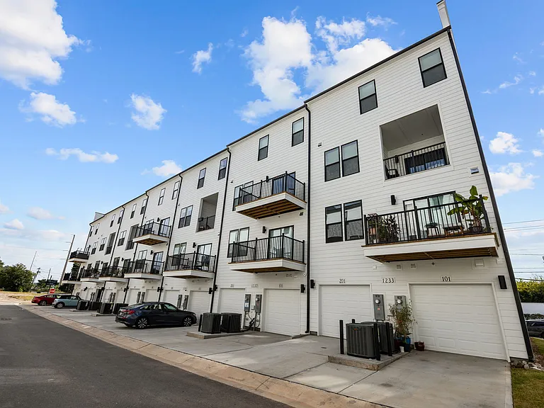 1233 S Blount St #201 — Photo 29
