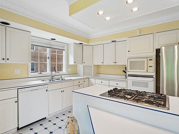 5th image of 2135 Huntington Ct S