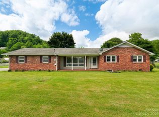 10 Estes Dr, Waynesville, NC 28786
