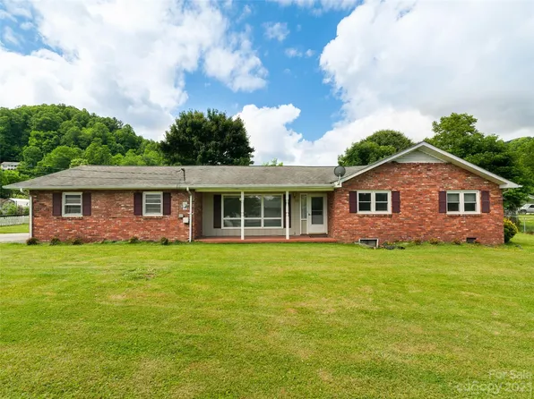 10 Estes Dr, Waynesville, NC 28786