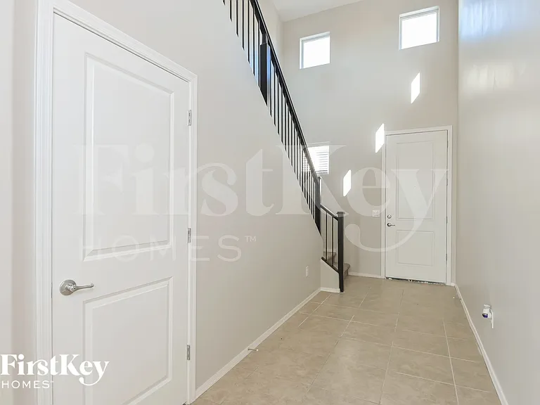 2851 N Fair Oaks Ave — Photo 2