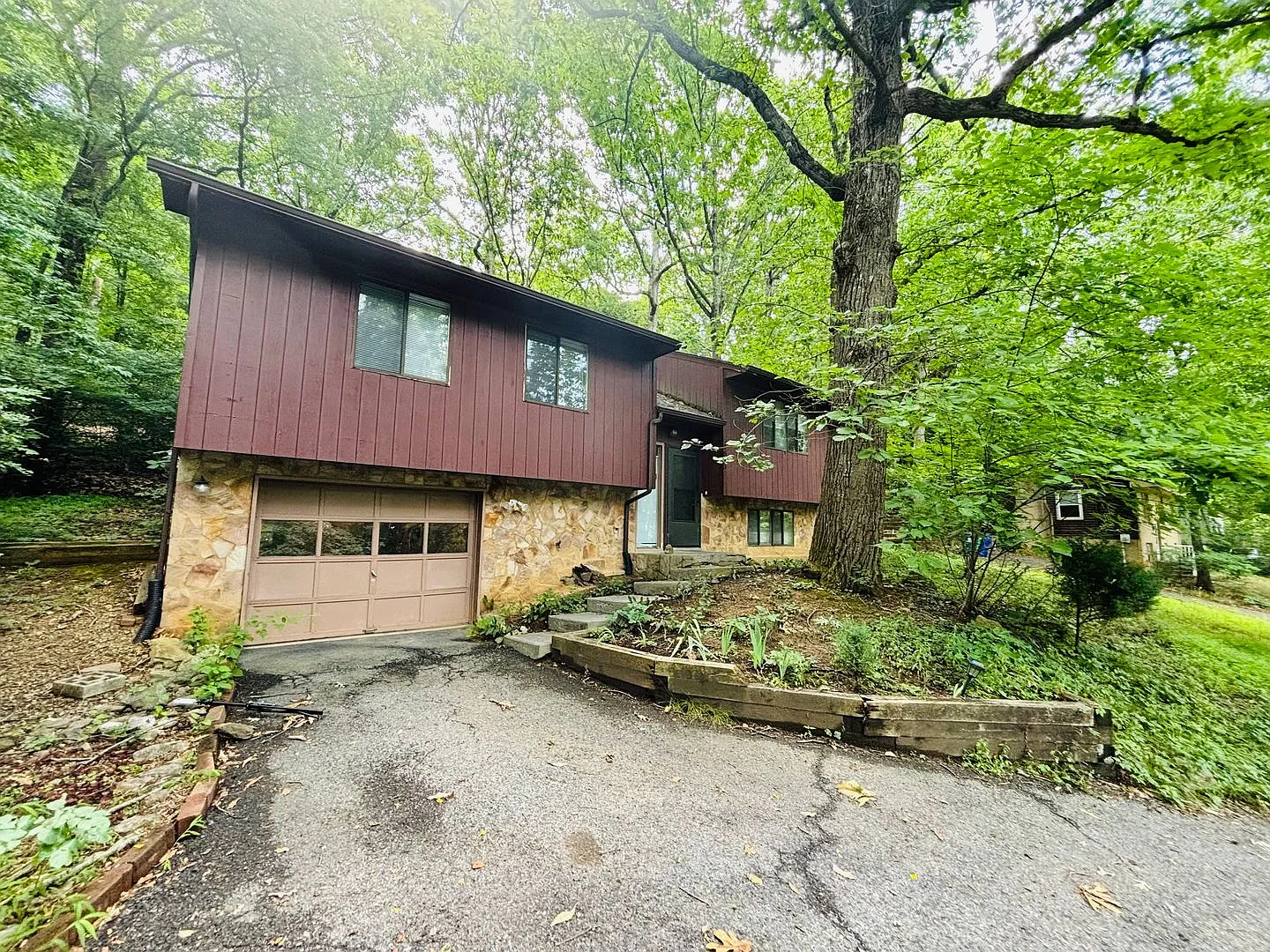 3 Bedroom 3 Bath House with 1 Car Garage — Photo 2