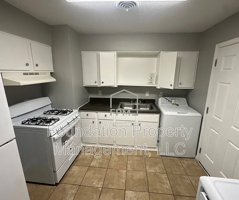3 bed, 1.0 bath, 891 sqft, $895 — Photo 3