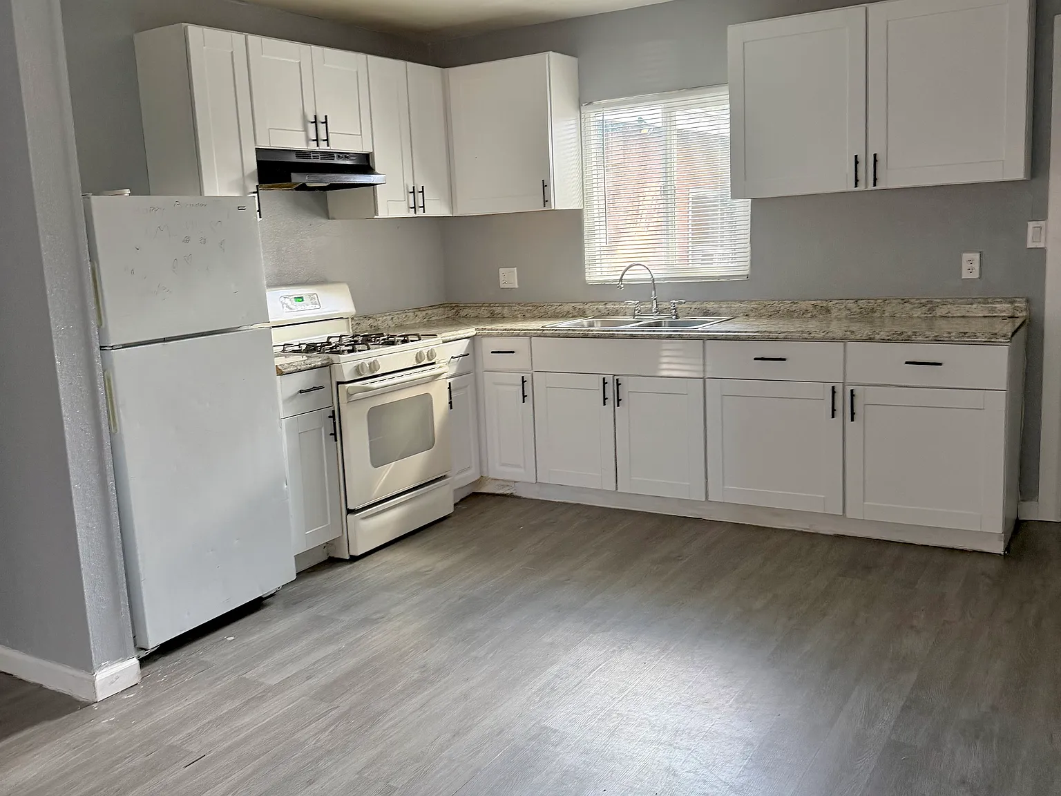 3 Bed / 1 Bath Apartment 1,100 Sq Ft | Water Included — Photo 2