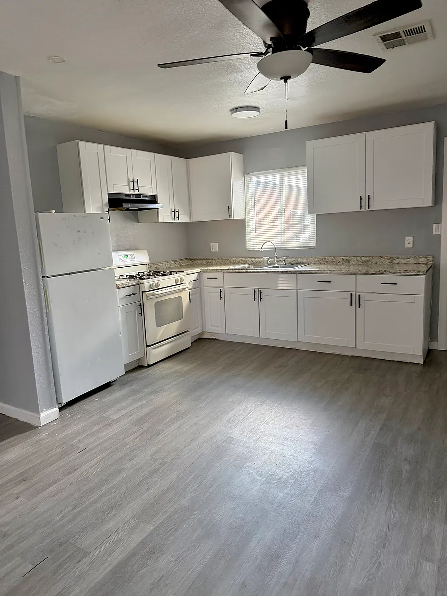 Building Photo - 2615 W Morten Ave #A
