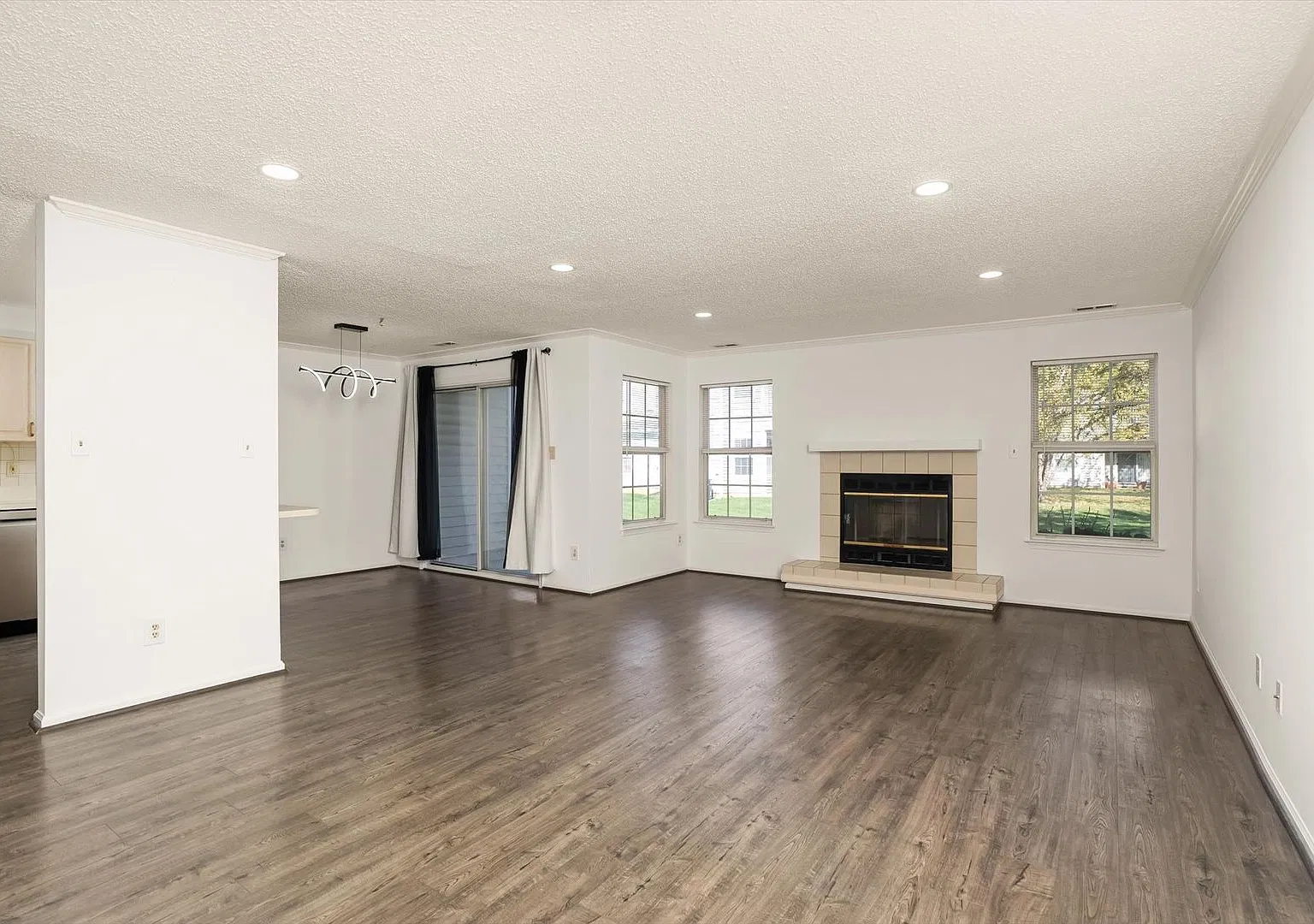 Beautifully maintained first-floor, 2-bedroom, 2-bathroom condo — Photo 4
